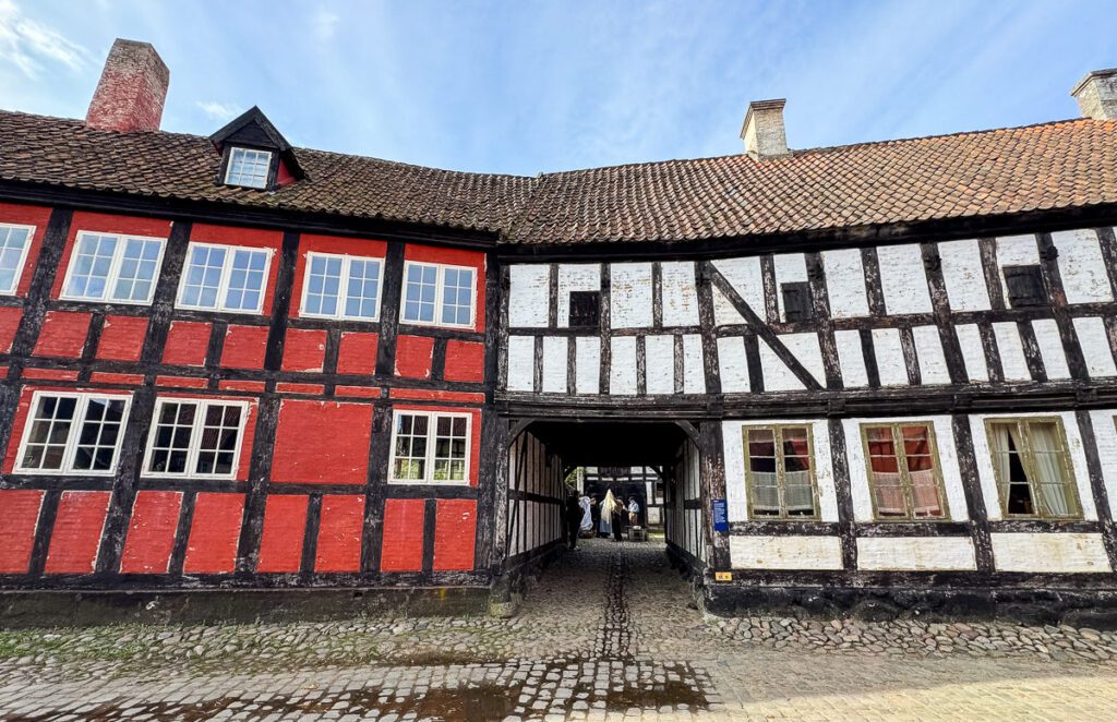 Fachwerkhäuser rot und weiß in Dänemark