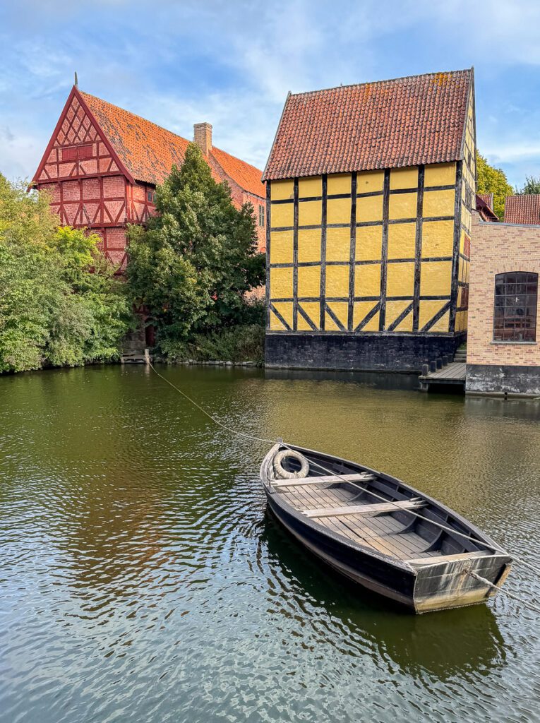 Boot ankert vor Den Gamle By Fachwerkhäusern in Aarhus