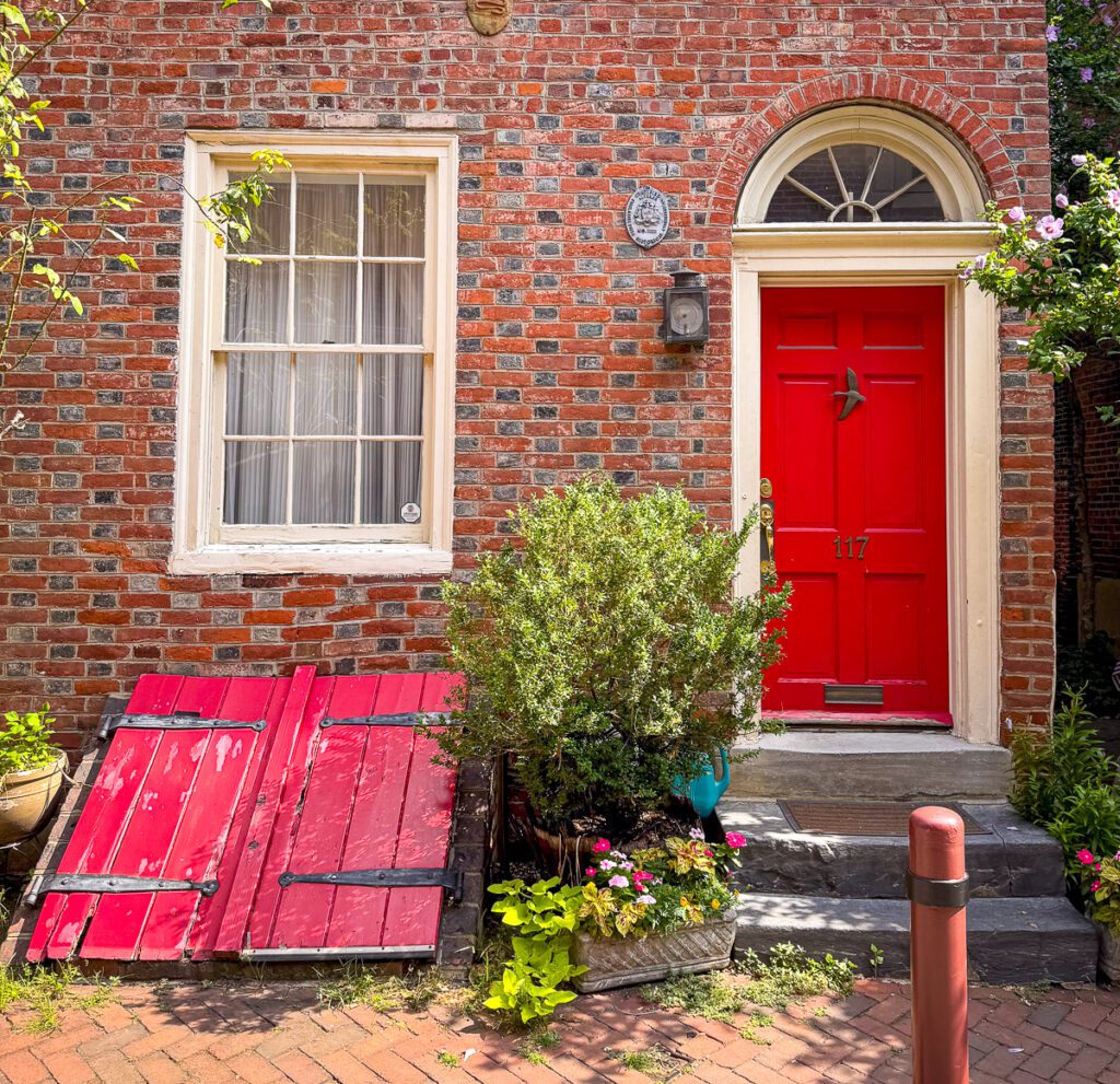 Elfreth`s Alley, rote Tür, Philadelphia