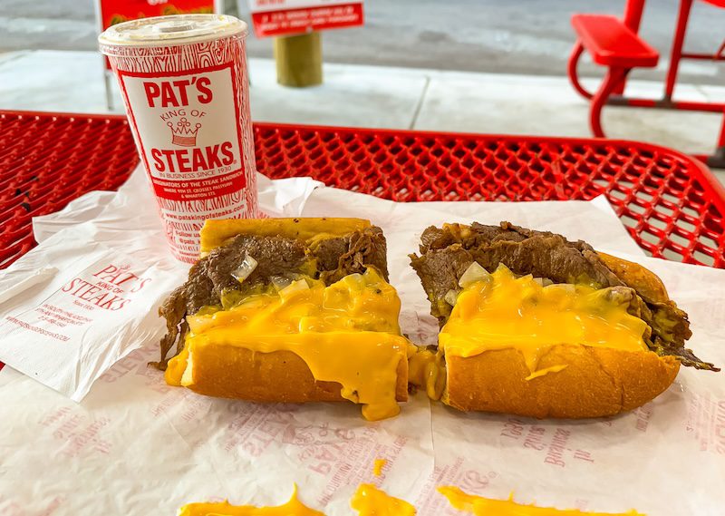 Philly cheese Steak mit Whiz Cheese bei Pats King of Steaks
