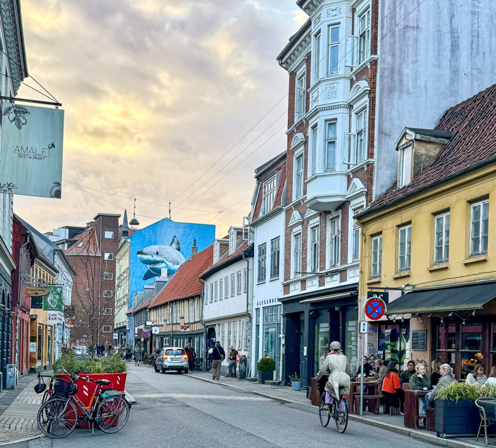 Trendige Boutiquen in Vestergade Aarhus laden zum Shopping einVestergade ist ein Paradies für Shopping-Fans in der Aarhus Innenstadt.