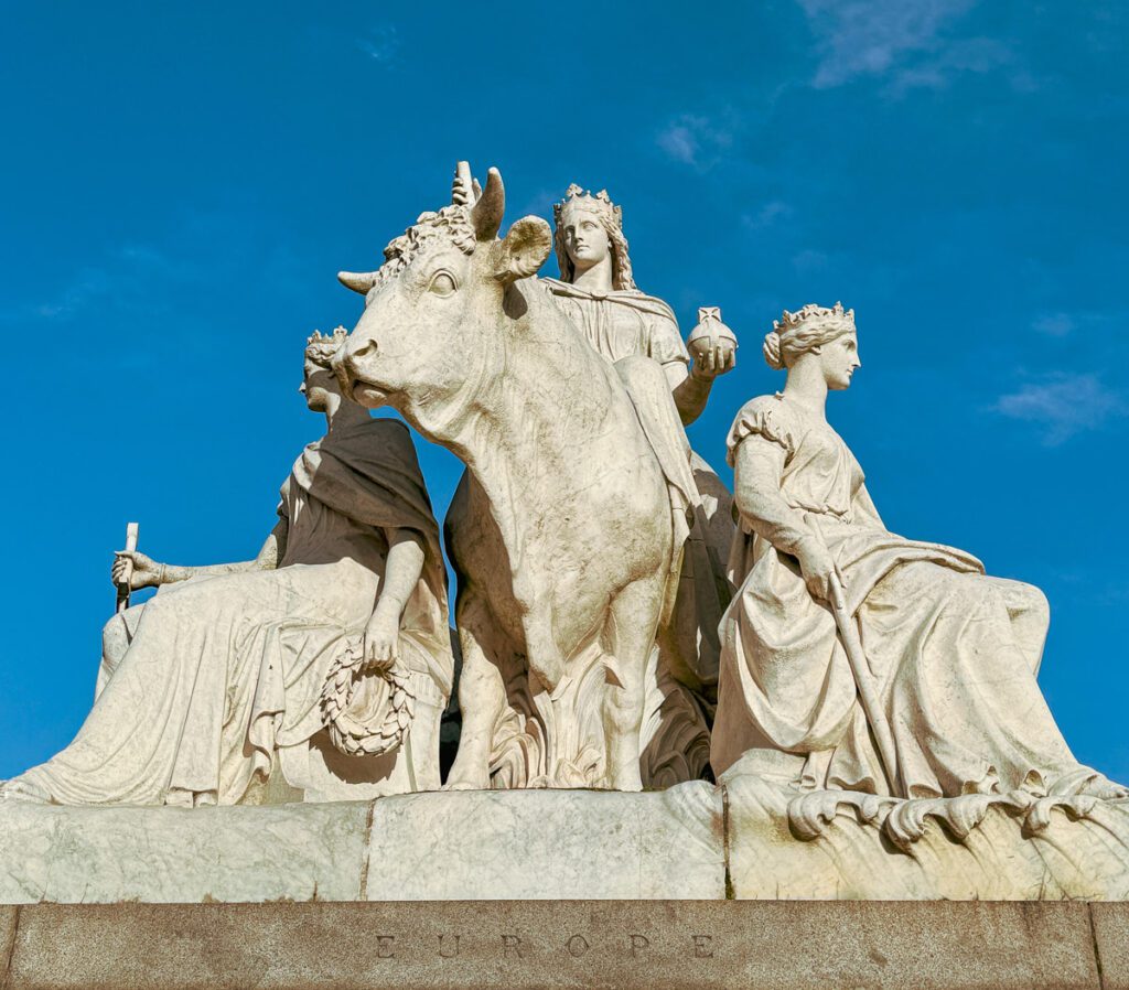 Statuen beim Albert Memorial, London