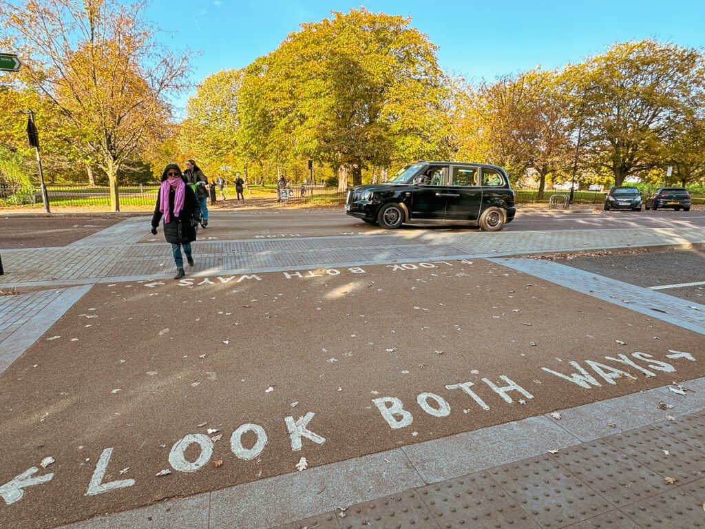Kensington Gardens, Überquerung der Straße, Look both ways
