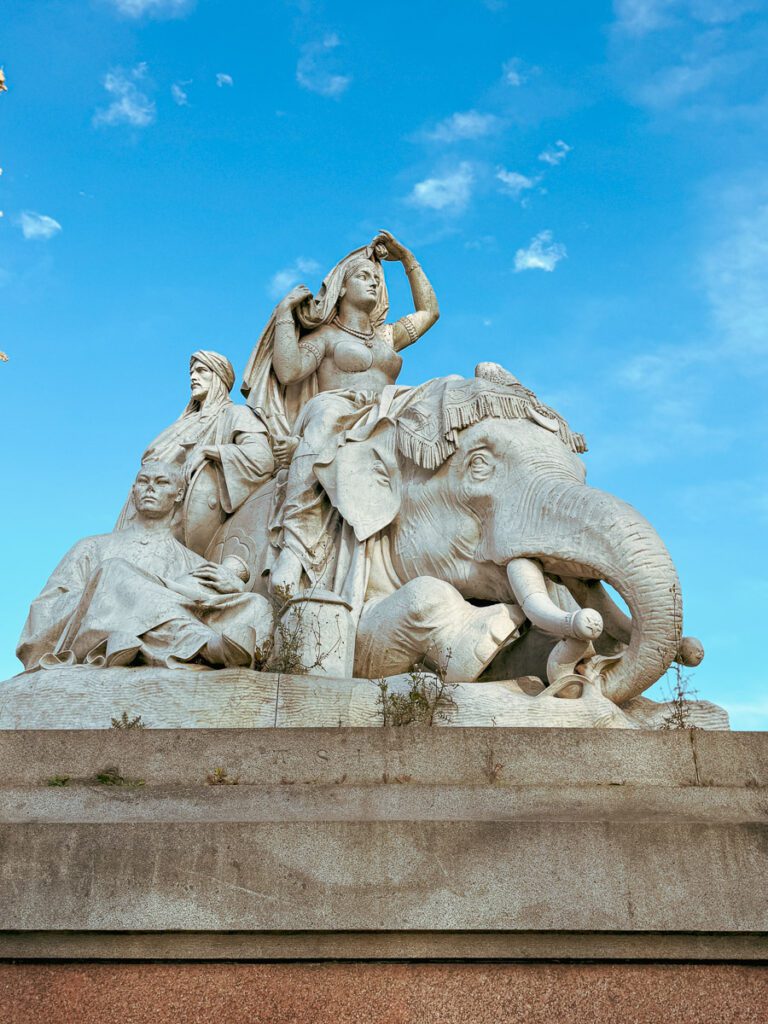 Asien Statuen beim Albert Memorial, Kensington Gardens
