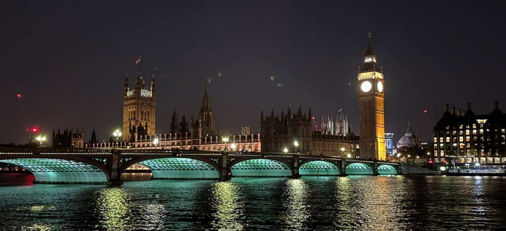 Blick auf Londons Sehenswürdigkeiten bei Nacht