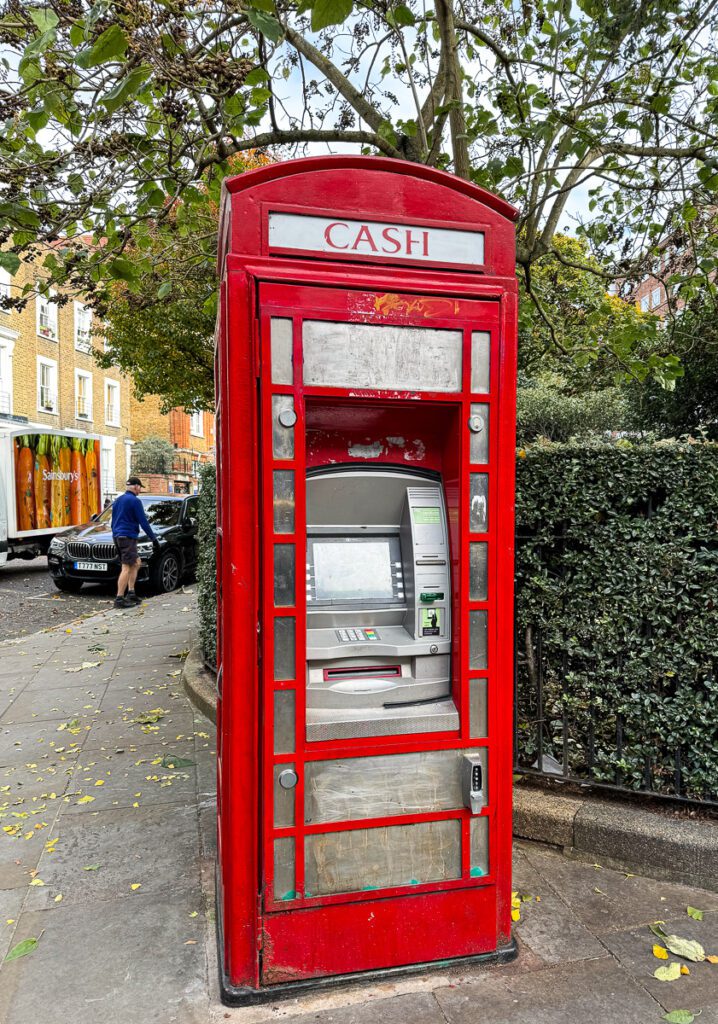 alte englische Telefonzelle, jetzt ATM