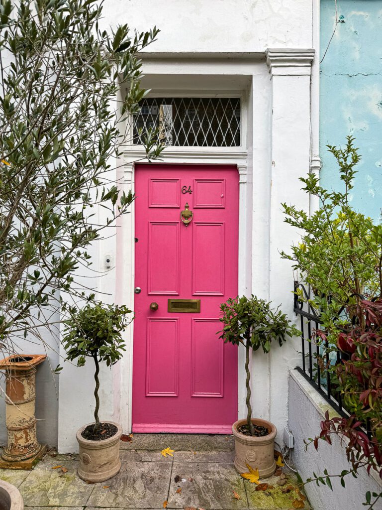 Rosa Tür in Notting Hill
