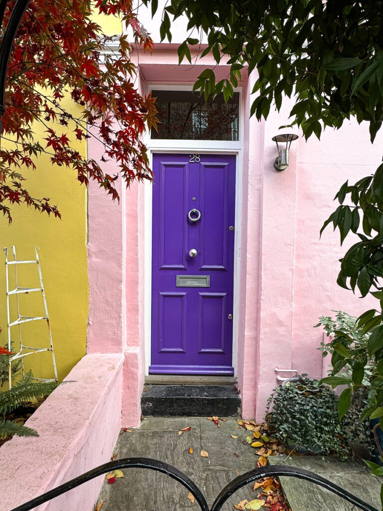 Lila Tür in Notting Hill