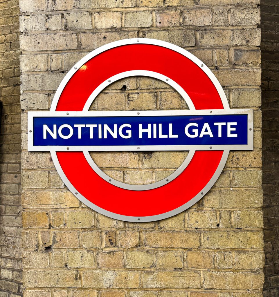 Schild in der Metro Station von Notting Hill