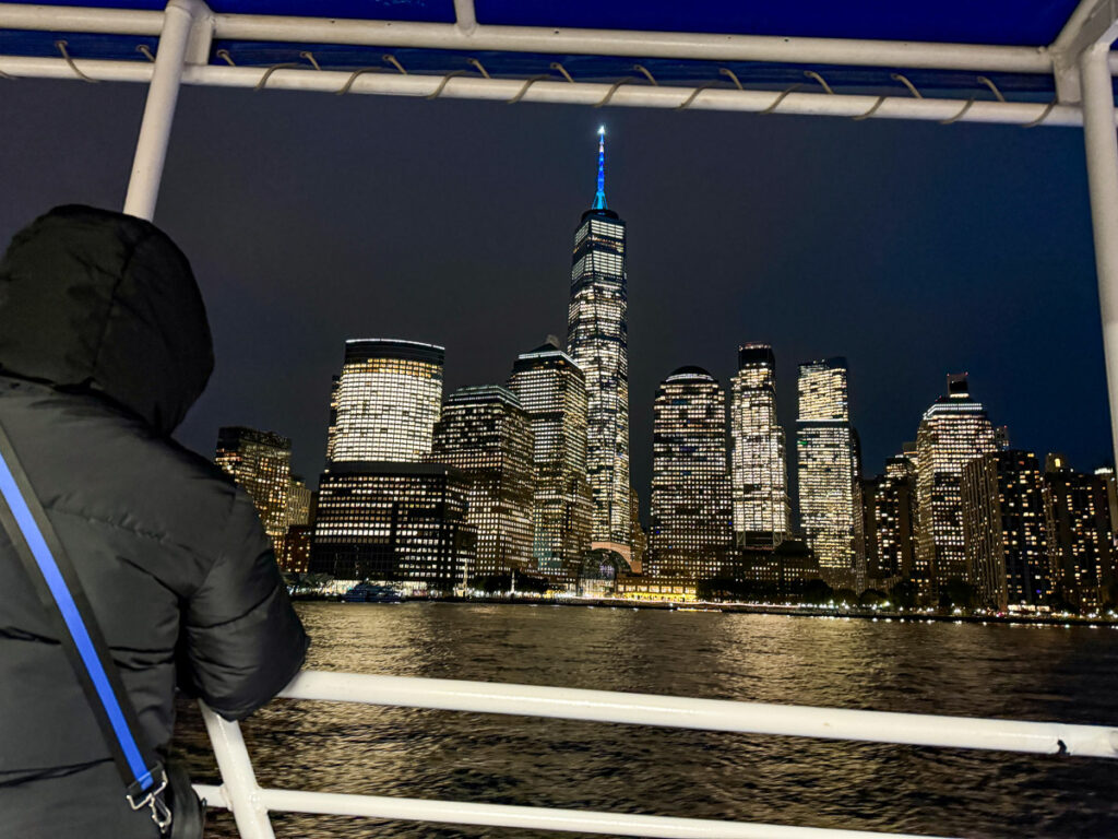 Freiheitsstatue Sonnenuntergang Bootstour, Manhattan Skyline bei Nacht vom Boot

